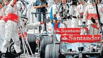 <b>ATASCO. </b>Hamilton espera su turno detrás de Alonso antes de que ambos salieran para dar su segunda vuelta buena. Al español le dio tiempo, al británico no.