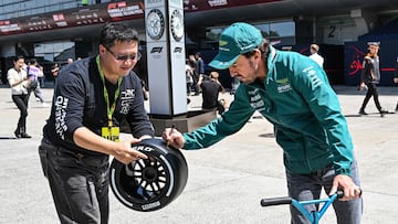 Fernando Alonso, firma un autógrafo a un aficionado en el 'paddock' de Shanghái.