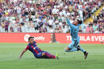 Centro lateral, remate de Koundé y Ledesma la desvía al córner. Es la segunda vez que Ledesma para una gran ocasión del francés.