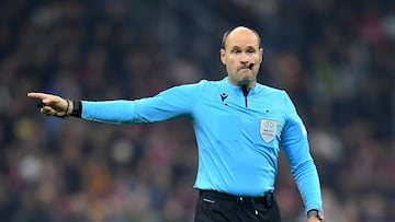 Soccer Football - Champions League - Group E - AC Milan v FC Salzburg - San Siro, Milan, Italy - November 2, 2022 Referee Antonio Mateu Lahoz REUTERS/Daniele Mascolo