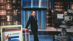 Silvio Berlusconi en la presentación del canal de televisión francés 'La Cinq'. Fue la primera cadena privada gratuita de Francia. Quebró por falta de audiencia.