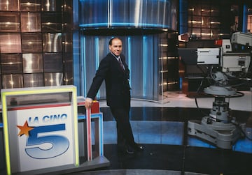 Silvio Berlusconi en la presentación del canal de televisión francés 'La Cinq'. Fue la primera cadena privada gratuita de Francia. Quebró por falta de audiencia.