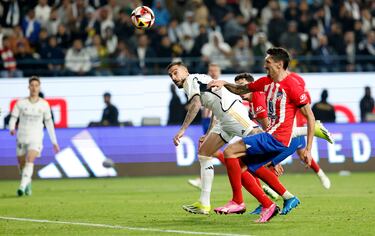 4-3. Centro de Dani Carvajal, remata de cabeza Joselu y Savic despeja con tan mala fortuna que el balón supera a Jan Oblak.