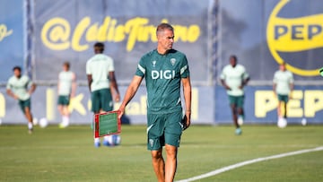 Gaizka Garitano dirigiendo un entrenamiento en la Ciudad Deportiva Bahía de Cádiz.