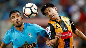 Josepmir Ballón y Diego Wayar pelean una pelota en el Sporting Cristal - The Strongest.