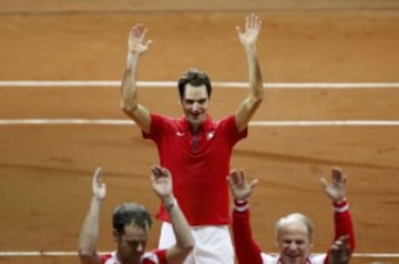 Roger Federer celebra tras vencer a Richard Gasquet para el primer título de Suiza en Copa Davis.