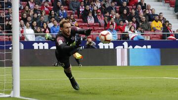 Oblak despeja un balón durante el partido contra el Girona.