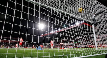 0-2. Asistencia de Jude Bellingham al espacio para la carrera del jugador turco del Real Madrid. El dorsal 15 aguanta, le gana la posicin a Miguel Gutirrez y finaliza con un disparo cruzado, raso, con la zurda, para superar la estirada de Paulo Ganazzaniga.