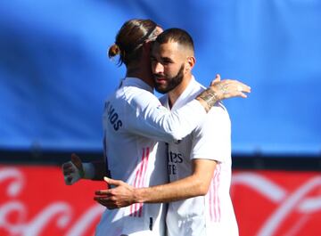 Real Madrid 2-0 Huesca | Centro de Lucas V¨¢zquez desde la derecha que recibi¨® Benzema en el segundo palo, la embolsa con el pecho y le peg¨® cruzado para batir a Andr¨¦s.