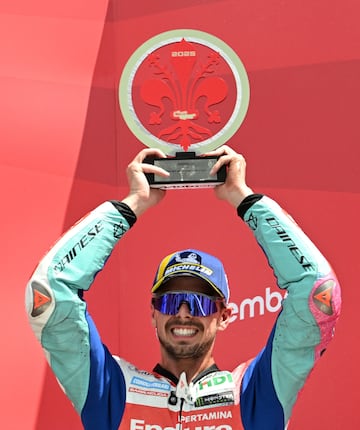Fabio Di Giannantonio en el podio del Autdromo Internacional del Mugello.