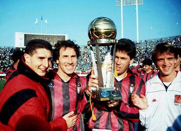 De izquierda a derecha, Daniele Massaro, Franco Baresi, Carlo Ancelotti y Stefano Carobbi celebran la victoria con el trofeo después de ganar el partido de la Copa Intercontinental de 1989 entre el AC Milan y el Atletico Nacional en el Stadio Nazionale, el 17 de diciembre de 1989 en Tokio, Japón. Los italianos se impusieron en el último minuto de la prórroga gracias a un gol de Alberigo Evani.