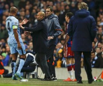 Sergio Agüero anotó los tres tantos en el triunfo de Manchester City.