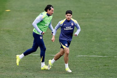 Obed Vargas junto a Giménez durante el entrenamiento del Atlético de Madrid en el Cerro del Espino.