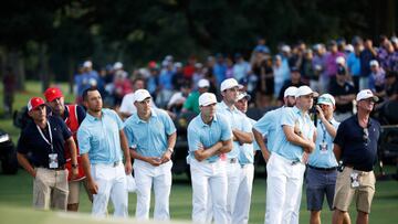 Los estadounidenses Xander Schauffele, Jordan Spieth, Sam Burns, Scottie Scheffler, Fred Couples, Cameron Young y Justin Thomas miran a sus compañeros Max Homa y Tony Finau en la primera jornada de la Copa Presidentes.
