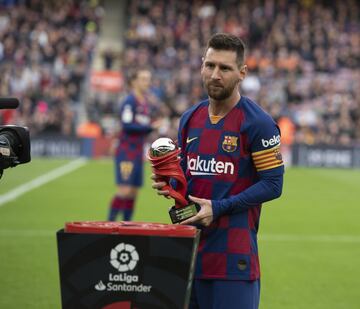 Messi recibe el trofeo como mejor jugador de noviembre de LaLiga Santander