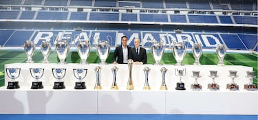 Lucas Vázquez posa junto al presidente del Real Madrid, Florentino Pérez, con los títulos que ha ganado el jugador gallego en sus 10 temporadas en el Madrid.