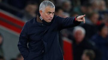 Soccer Football - Premier League - Southampton v Manchester United - St Mary&#039;s Stadium, Southampton, Britain - December 1, 2018   Manchester United manager Jose Mourinho gestures   REUTERS/Eddie Keogh    EDITORIAL USE ONLY. No use with unauthorized a