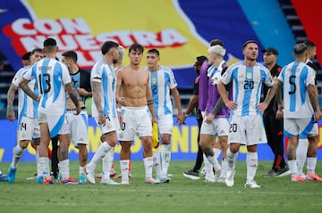 AMDEP6770. BARRANQUILLA (COLOMBIA), 10/09/2024.- Jugadores de Argentina reaccionan este martes, al final de un partido de las eliminatorias sudamericanas para el Mundial de 2026 entre Colombia y Argentina en el estadio Metropolitano en Barranquilla (Colombia). EFE/ Mauricio Dueñas Castañeda
