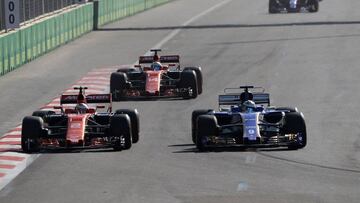 Vandoorne y Alonso con el McLaren Honda junto al Sauber de Ericsson.