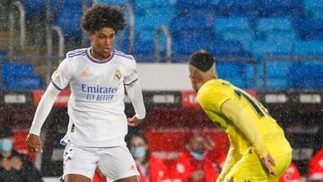 Peter Federico encara a Tasende en el primero de sus goles al Villarreal B.