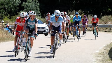 El pelotón, durante la quinta y última etapa de la Vuelta a Burgos 2019, de 146 km, entre Santo Domingo de Silos y las lagunas de Neila.