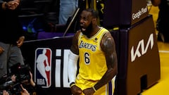 Los Angeles (United States), 25/04/2023.- Los Angeles Lakers forward LeBron James reacts after scoring during the overtime quarter of the NBA playoffs round one game four between the Los Angeles Lakers and the Memphis Grizzlies at Crypto.com Arena in Los Angeles, California, USA, 24 April 2023. (Baloncesto, Estados Unidos) EFE/EPA/ETIENNE LAURENT SHUTTERSTOCK OUT
