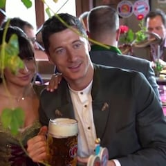 Para beber y sujetar la cerveza no vale cualquiera: Lewandowski y Coutinho, la comparación 'odiosa'