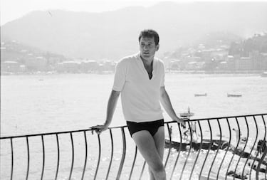 Posiblemente uno de los protagonistas de la conocida época dorada del cine en Hollywood, reconoció que portaba el VIH en 1985. Hudson falleció ese mismo año, aunque su revelación ayudó a concienciar a la sociedad de una enfermedad muy poco conocida entonces.