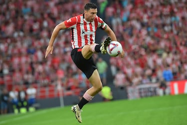 Comenzó en las categorías inferiores del Alavés y, en 2009 el Athletic anunció su fichaje. Es el capitán del equipo con más de 400 partidos en el club a sus espaldas. tras él, Yuri Berchiche e Iñaki Williams.