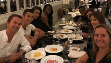 Cristiano Ronaldo presenta a Georgina Rodr&iacute;guez a sus amigos. Foto: Instagram