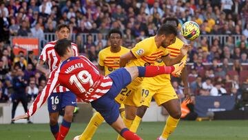 Eric Garcia, ante Morata en el Bar?a-Atl¨¦tico de este domingo.
