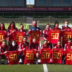 El bonito homenaje de la Selección a las pioneras del fútbol español