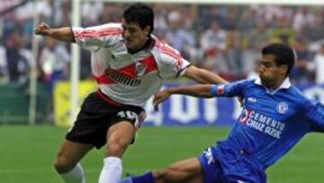 Cruz Azul venci&oacute; a River Plate 3-0 en el Estadio Azteca.