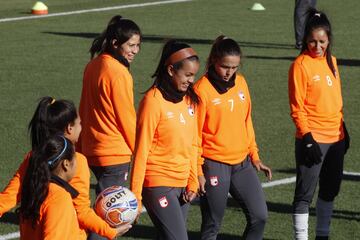 Luis Amaranto Perea recibe a 'Las Leonas' en la sede del Atlético