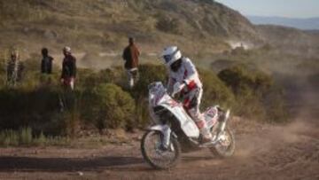 El piloto de motos polaco Michal Hernik sobre su KTM.