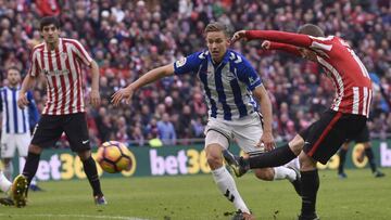 GRA0109. BILBAO, 08/01/2017.- El delantero del Athletic Club Iker Muniain (d), chuta ante el centrocampista del Deportivo Alavés Marcos Llorente (c), durante el partido de la decimoséptima jornada de Liga de Primera División disputado esta mañana en el estadio San Mamés, en Bilbao. EFE/Miguel Toña