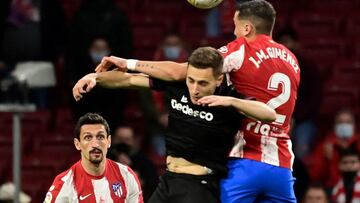 Savic y Gim&eacute;nez en el partido que enfrent&oacute; al Atl&eacute;tico contra el Levante en Liga 21-22.