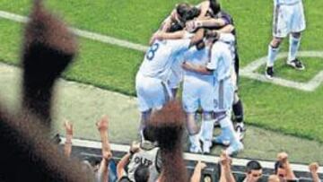 <b>CONJURA FINAL. </b>Los jugadores blancos esperan repetir esta piña en los cuatro partidos que restan.