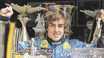 <b>QUIERE MÁS. </b>Fernando Alonso junto a algunos de los trofeos que conquistó el pasado año. Una colección que espera ampliar a lo largo de la temporada 2006.