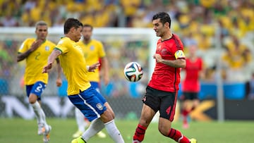 Rafael Márquez pelea el balón contra Thiago Silva en el partido entre México y Brasil en 2014.