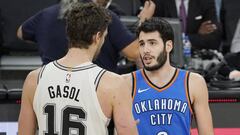 TX13. SAN ANTONIO (TX, EE.UU.), 17/11/2017.- El jugador de San Antonio Spurs Pau Gasol (i) conversa con el jugador de Oklahoma City Thunder Alex Abrines (d) durante su partido de baloncesto de la NBA disputado hoy, viernes 17 de noviembre de 2017, en San Antonio, estado de Texas (EE.UU.). EFE/Darren Abate