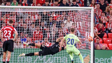BILBAO, 25/05/2025.- El delantero del Barcelona Dani Olmo (d) marca de penalti el tercer gol ante el Athletic, durante el partido de la última jornada de LaLiga de fútbol que Athletic Club y FC Barcelona han disputado este domingo en el estadio de San Mamés. EFE/Javier Zorrilla