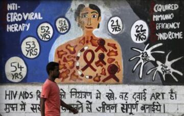 Otra imagen del mural en referencia al sida de Bombay, la India.  