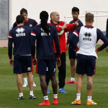 AL MANDO. Paco da instrucciones a sus jugadores durante una sesión en la Ciudad Deportiva.