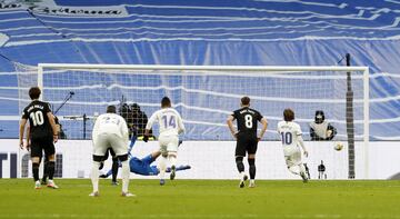 Modric marca de penalti el 1-2 para el Real Madrid.