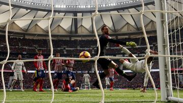 Casemiro marca de tijera en el Atl&eacute;tico-Real Madrid de la 2018-19. 