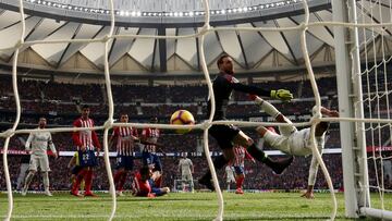 Casemiro marca de tijera en el Atlético-Real Madrid de la 2018-19.