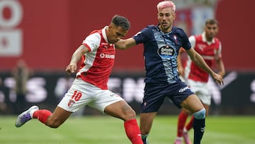 Mingueza intenta tapar el disparo de Zalazar.