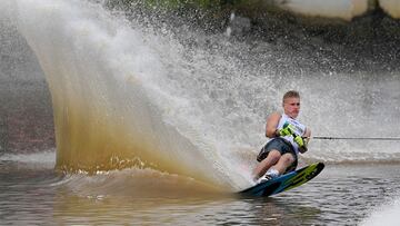 Melbourne acoge el tradicional Momba Masters de esquí náutico. El río Yarra sirve de perfecto escenario para las espectaculares y cada vez más afinadas trazadas de los esquiadores. En la imagen el británico Ben Turp gestiona su carrera con maestría dejando una inmensa ola a sus espaldas.