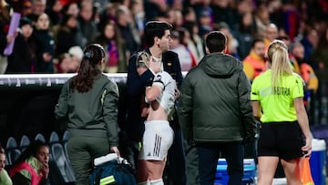 Pau Quesada, consolando a Athenea en la final de la Supercopa de España femenina disputada en Castellón.